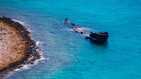 Nave Affondata Vicino Alla Costa Rocciosa Bella Acqua Tropicale Blu — Foto Stock