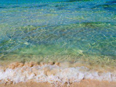 Güzel berrak mavi su ve temiz kumlu plaj - küçük dalga 