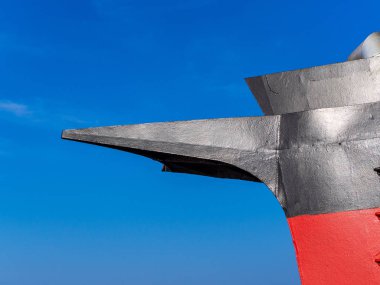 Geminin kırmızı ve siyah huni parçası - arka planda açık mavi gökyüzü