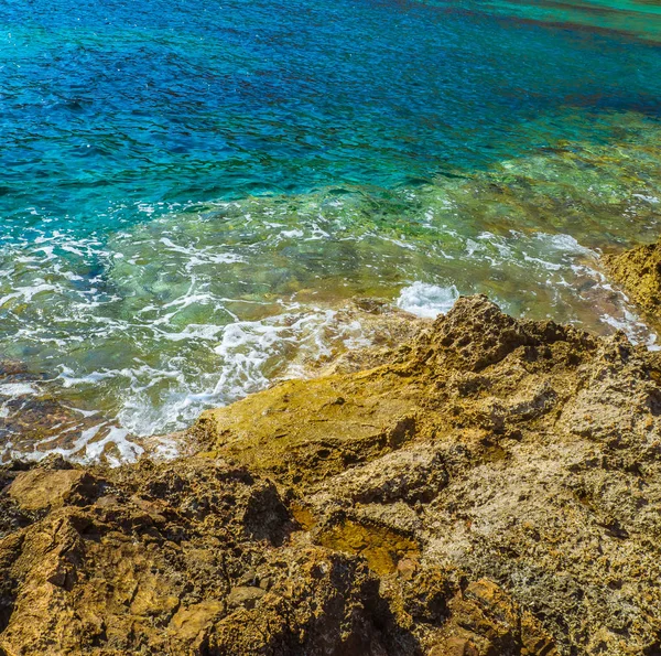 Amarillo Costa Rocosa Mar Azul Increíble — Foto de Stock