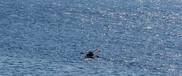 Kayakistes Solitaires Pleine Mer — Photo