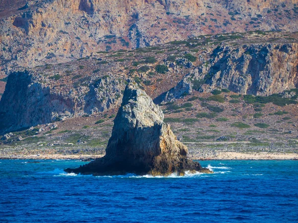 Small Stony Island Waves Crashing Big Rocky Cliffs Background Deep — Stock Photo, Image