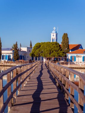 Küçük Rum Ortodoks kilisesine giden dar ahşap köprü