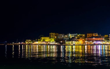 Chania limanının eski bölümü - Deniz tarafından eski şehir - Gece sahnesi - Girit, Yunanistan