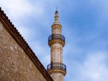 Rethymno'nun eski bölümünde duvarın üzerinde yükselen eski camimina - Girit, Yunanistan