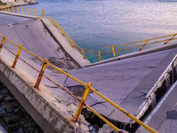 Σπασμένη Και Κατεστραμμένη Γέφυρα Κοντά Στη Θάλασσα — Φωτογραφία Αρχείου
