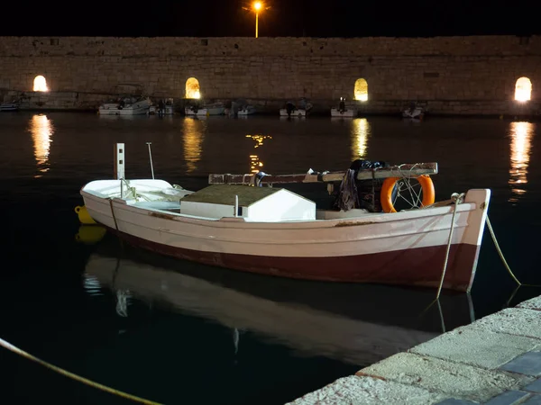 Küçük Beyaz Tekne Eski Limana Demirledi — Stok fotoğraf