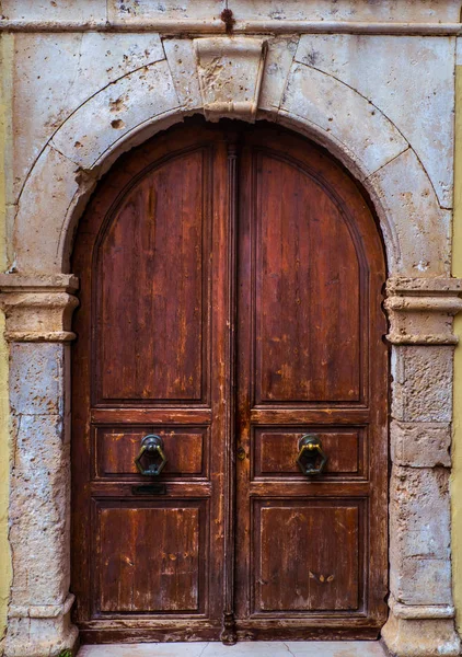 Παλιά Ξύλινη Πόρτα Στο Παλιό Μέρος Της Πόλης Βενετσιάνικο Στυλ — Φωτογραφία Αρχείου