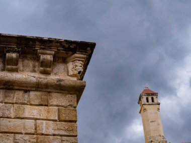 Arka planda inanılmaz süslemeleri ve eski kilise kulesi ile eski bir Venedik duvarının köşesi