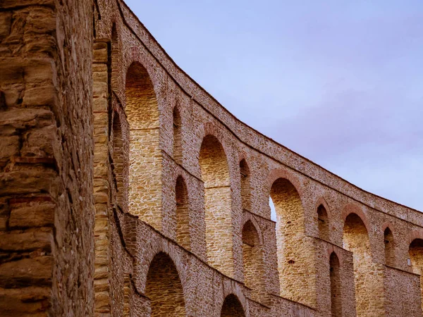 Zakřivený Starověký Římský Akvadukt Uprostřed Města Kavala Řecko — Stock fotografie