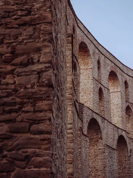 Ohromující Starodávný Římský Akvadukt Cihlové Struktuře Celé Stavby — Stock fotografie