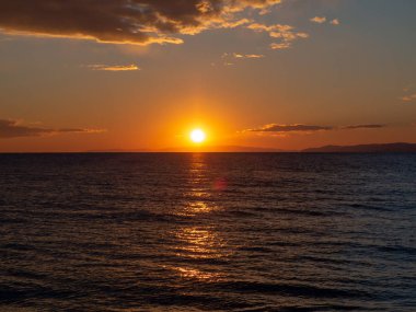 Arka planda uzak adalar ile deniz üzerinde Amazing gün batımı