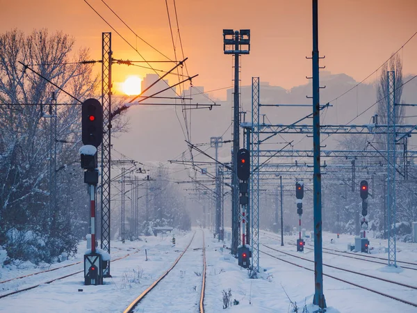 Karla Kaplı Bir Akşamda Tren Istasyonunun Yakınındaki Boş Demiryolları — Stok fotoğraf