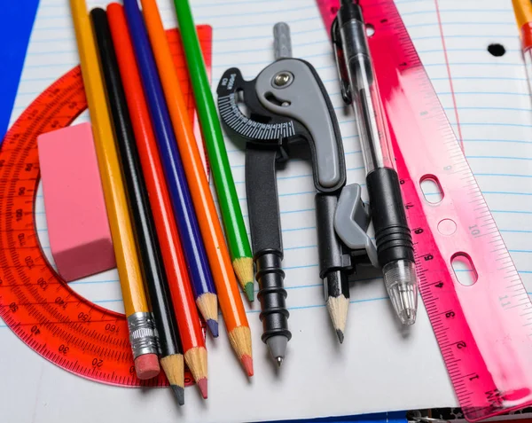 Materiale scolastico su sfondo bianco — Foto Stock