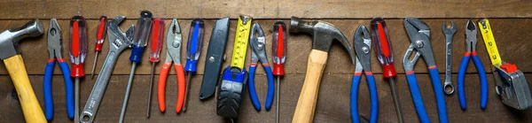 Εργαλεία εργασίας σε ξύλινα φόντο — Φωτογραφία Αρχείου