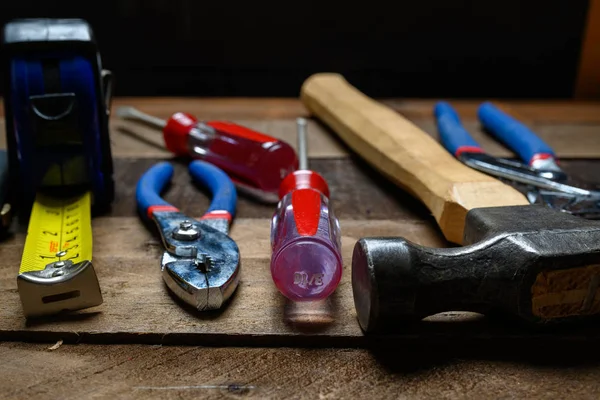 Herramientas de trabajo sobre fondo de madera —  Fotos de Stock