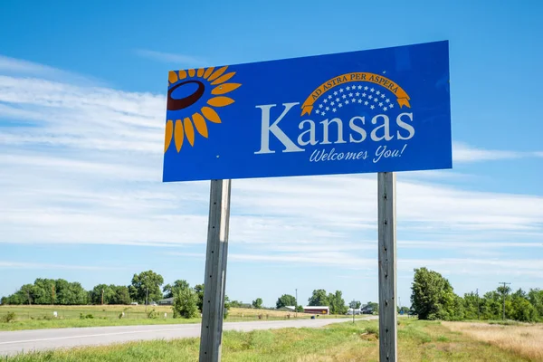 Bine ați venit la semnul autostrăzii Kansas — Fotografie, imagine de stoc