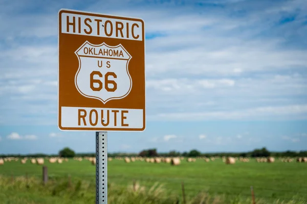 Historic brown and white sign on US Route 66 in Oklahoma — Stock Photo, Image