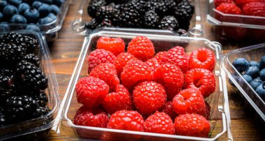 Ahşap arka plan üzerinde çeşitli Çilek