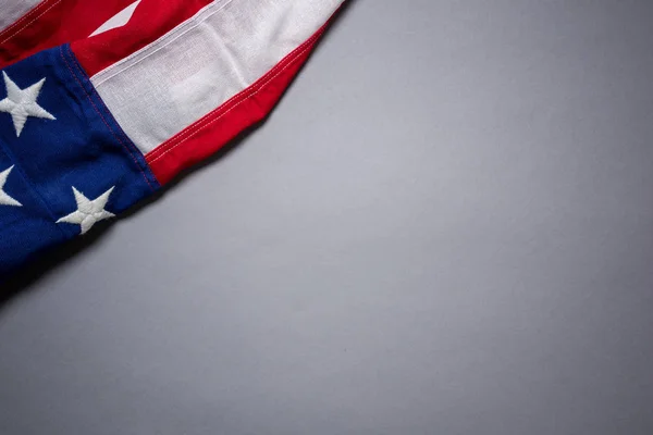 Bandera americana sobre fondo gris con espacio para copiar — Foto de Stock