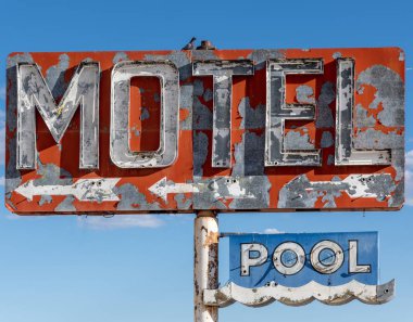 Bir harap, vintage motel işaret Arizona Çölü