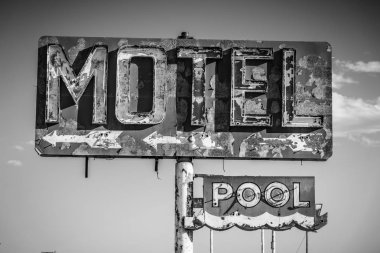 Bir harap, vintage motel işaret Arizona Çölü