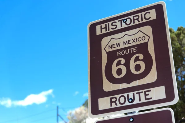 Segnavia autostradali sulla storica autostrada 66 nel sud-ovest americano — Foto Stock