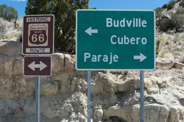 Markery autostrady na historycznej autostradzie 66 w amerykańskim południowo-zachodnim — Zdjęcie stockowe