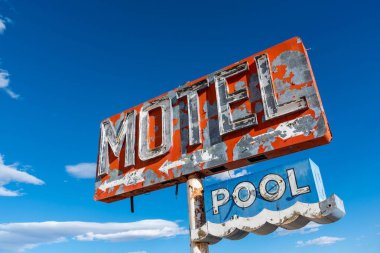 Bir harap, vintage motel işaret Arizona Çölü
