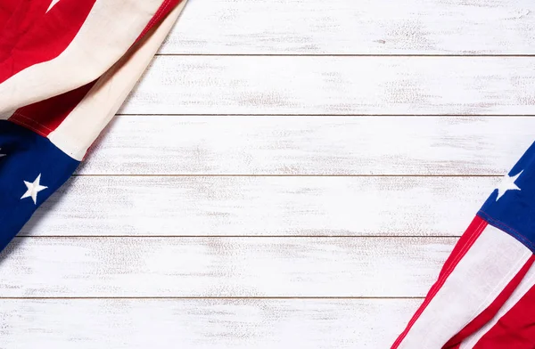 Una bandera americana arrugada sobre un fondo de tablón blanco con espacio de copia para vacaciones, etc. . —  Fotos de Stock