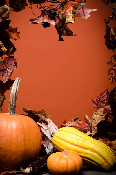 秋天的蔬菜，南瓜和叶子在木背景与橙色背景 — 图库照片