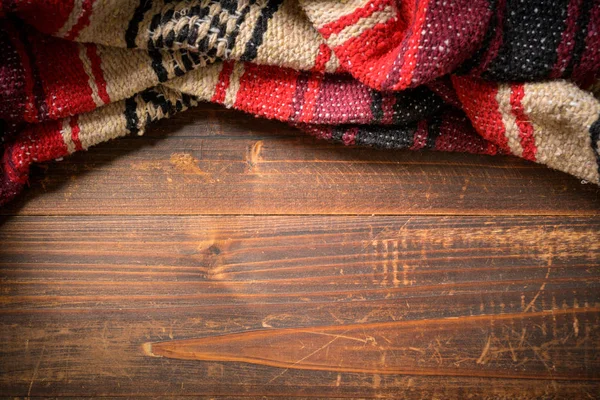 Messicano serape coperta su legno sfondo — Foto Stock