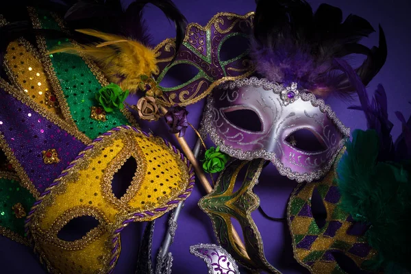Mardi-Gras-Masken auf dunklem Hintergrund — Stockfoto