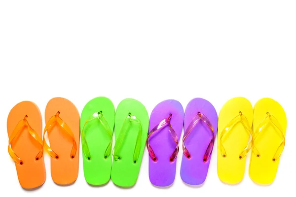 Kleurrijke flip flop sandalen geïsoleerd op witte achtergrond. Top View — Stockfoto
