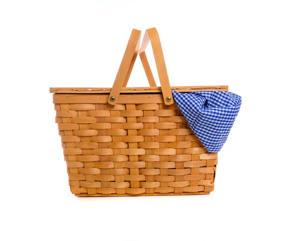 Uma cesta de piquenique de vime marrom em um fundo branco com pano de gingham — Fotografia de Stock