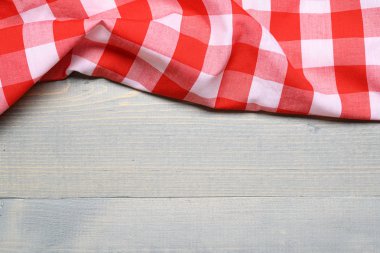 eski ahşap masa üstü görünümünde bir kontrol gingham piknik masa örtüsü