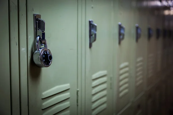 一排带挂锁的绿色学校储物柜 — 图库照片