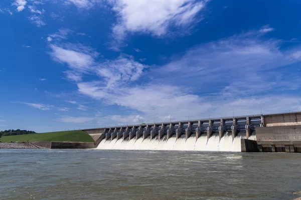 Agua saliendo corriendo de las puertas abiertas de una central hidroeléctrica — Foto de Stock