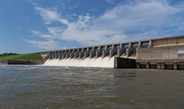 Agua saliendo corriendo de las puertas abiertas de una central hidroeléctrica — Foto de Stock