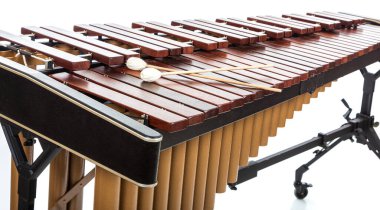 Beyaz sopalı bir Marimba.