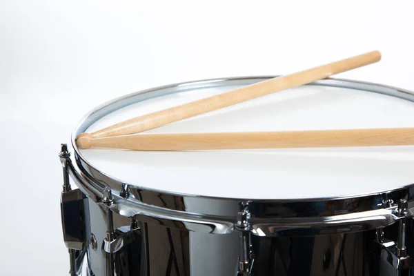 Eine Snare Drum mit Drumsticks auf weißem Hintergrund — Stockfoto