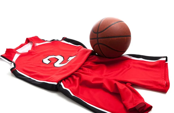 Красная баскетбольная форма на белом фоне с кожаным мячом — стоковое фото