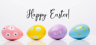 Beyaz arkaplanda renkli Paskalya yumurtaları. 