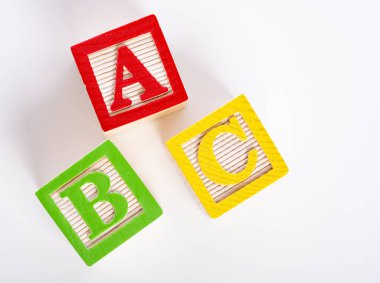 Beyaz arkaplanda bir dizi tahta ABC bloğu