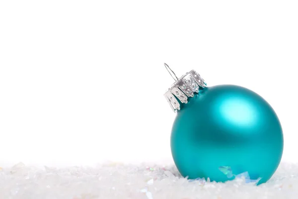 Ένα Μπλε Χριστουγεννιάτικο Μπιχλιμπίδι Μπάλα Διακόσμηση Λευκό Φόντο Υψηλής Ποιότητας — Φωτογραφία Αρχείου