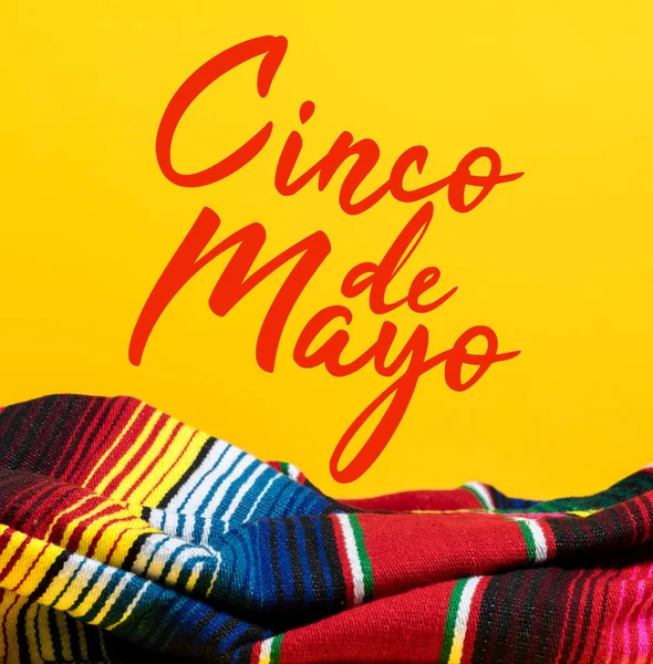 Manta Serape Mexicana Sobre Fondo Amarillo Con Cinco Mayo Foto — Foto de Stock