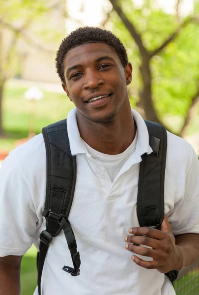 一个拿着背包微笑的年轻的非裔美国学生 高质量的照片 — 图库照片