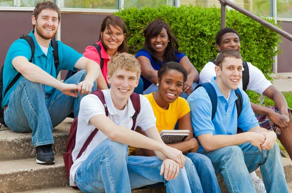 Een Groep Mensen Die Poseren Voor Camera Hoge Kwaliteit Foto — Stockfoto