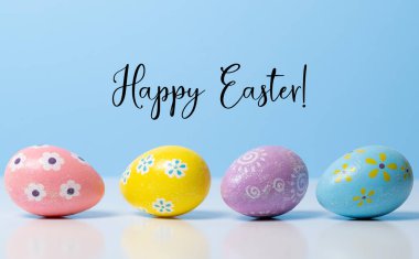 Mavi arka planda renkli Paskalya yumurtaları. 