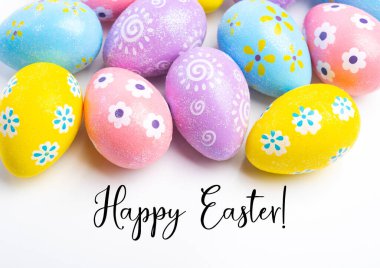 Beyaz arkaplanda renkli Paskalya yumurtaları. 